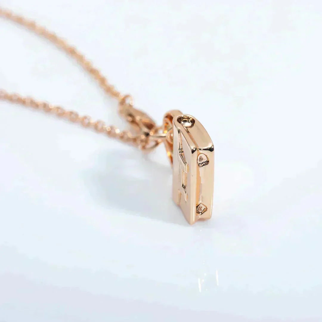 Mysitc AMULETTE PEDANT ROSE GOLD NECKLACE