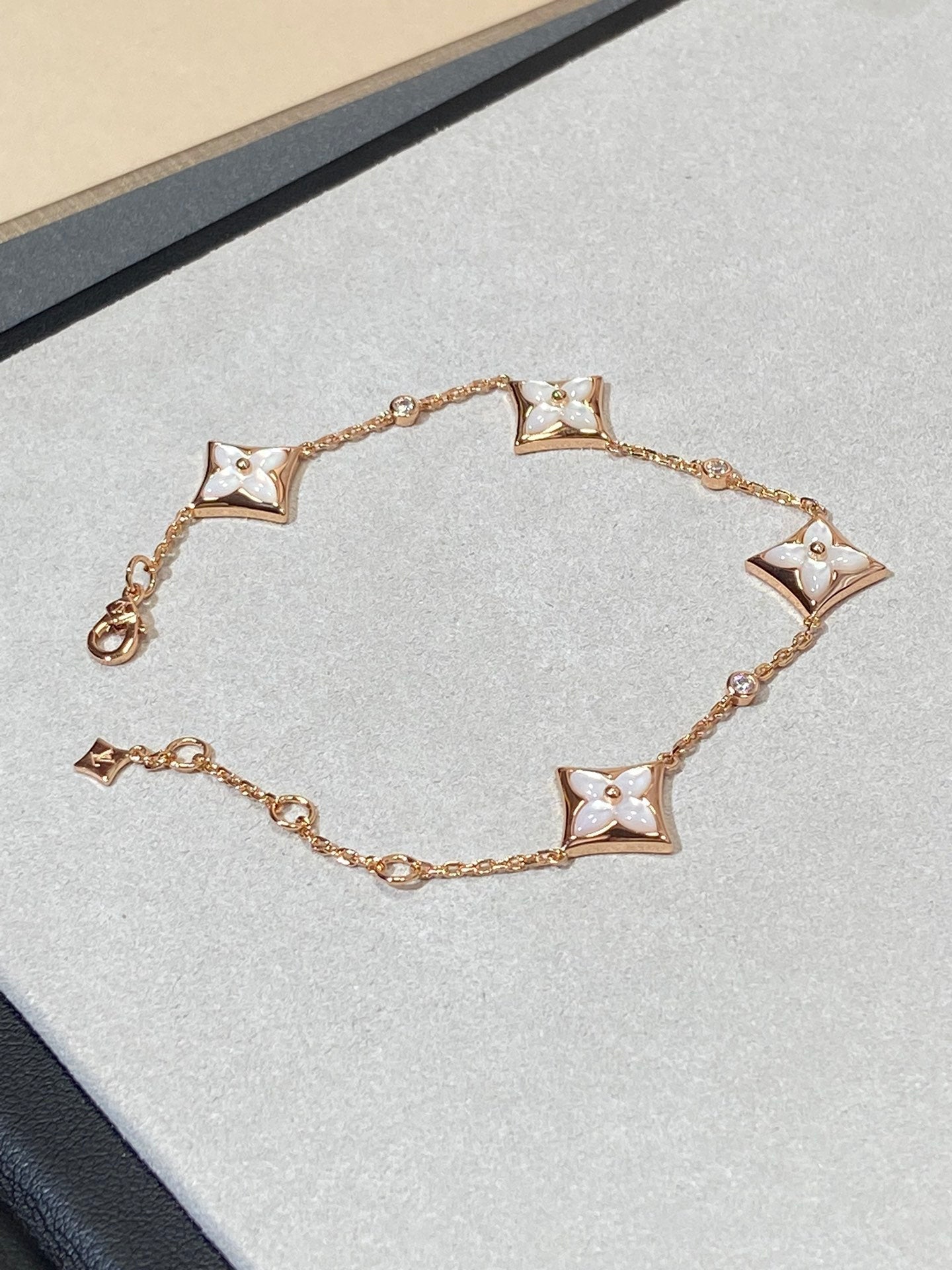 Mysitc STAR 4 MOTIF MOP DIAMOND PINK GOLD BRACELET