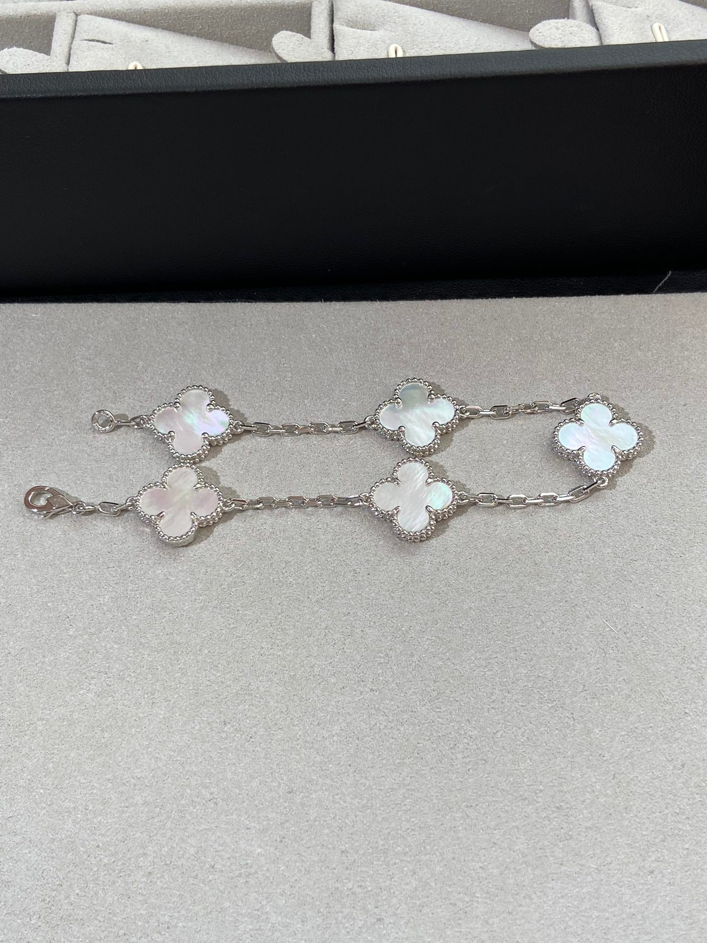 [Mystic]CLOVER WHITE PEARL MOP 5 MOTIF BRACELET COLLECTION