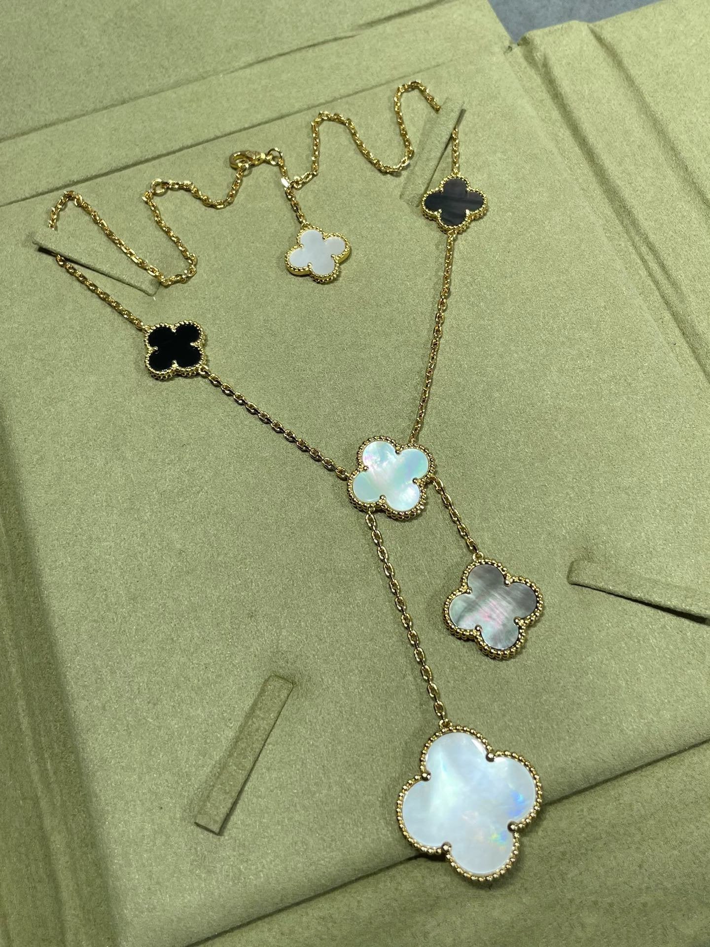 [Mystic]CLOVER 6 MOTIF MOP ONYX GOLD NECKLACE