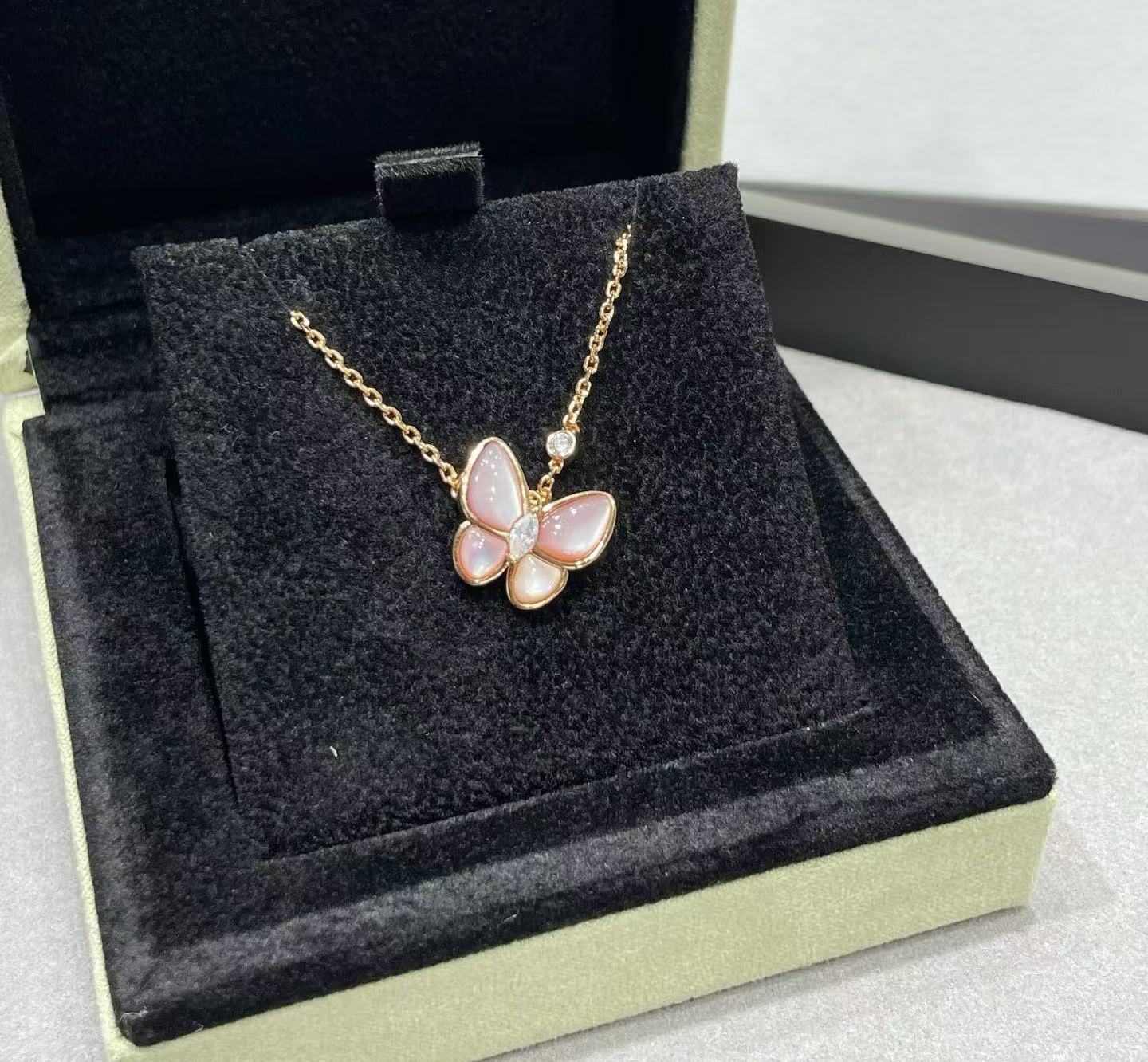 [Mystic]BUTTERFLY PINK MOTHER-OF-PEARL DIAMOND NECKLACE