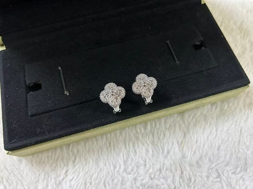 [Mystic]CLOVER MEDIUM STUD GILDED EARRINGS