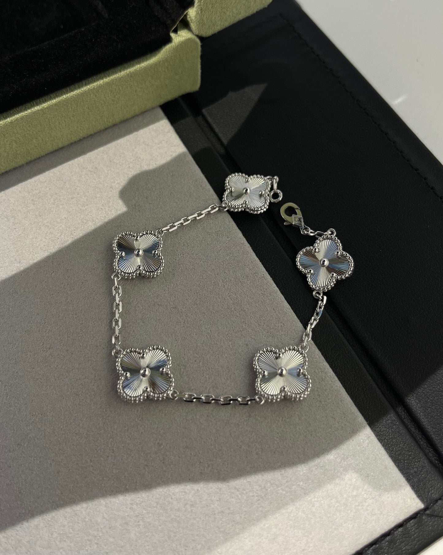 [Mystic] CLOVER 5 MOTIF LASER BRACELET COLLECTION